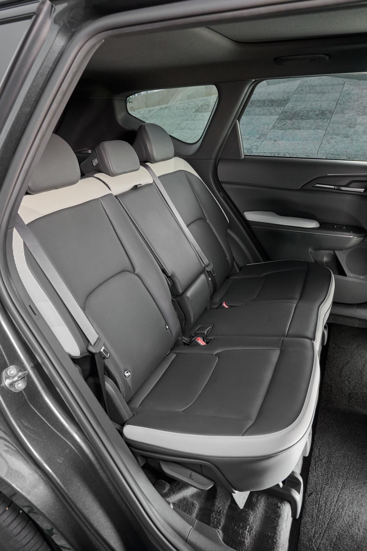 Las plazas traseras son muy espaciosas y disfrutan de un piso plano.