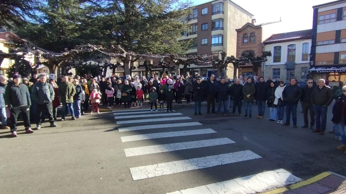 Vecinos de Cistierna claman contra el recorte del servicio de pediatría en la Montaña Oriental