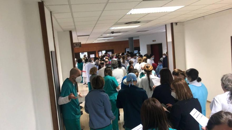 Colas de sanitarios que esperan para vacunarse en Madrid