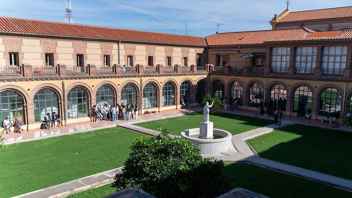 Patio interior del campus abierto en el convento de San Francisco de Salas