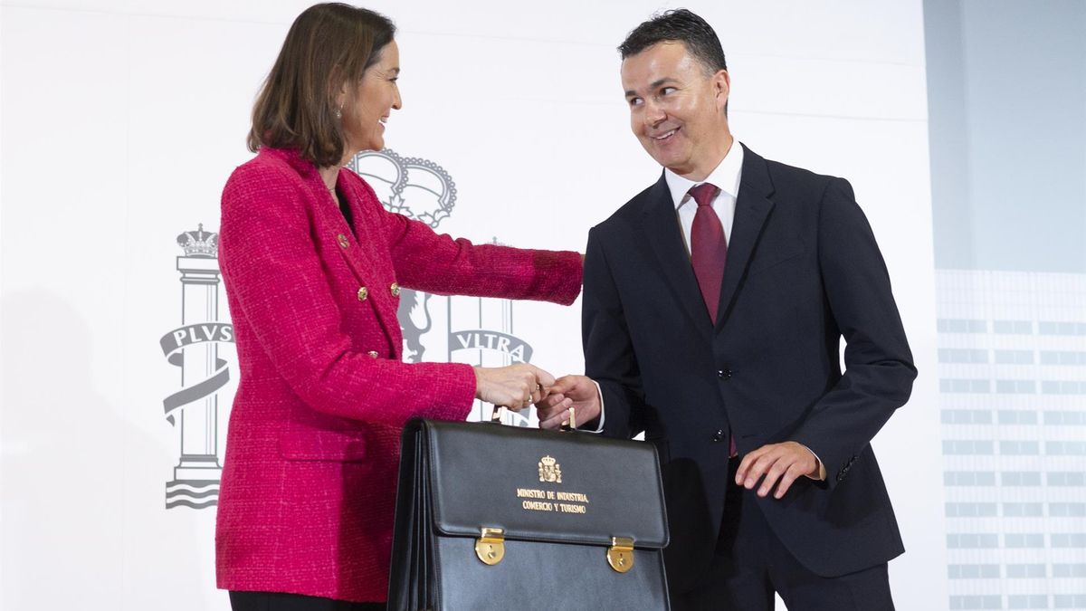 Reyes Maroto, traspasa su cartera al nuevo ministro de Turismo, industria y Comercio, Héctor Gómez.