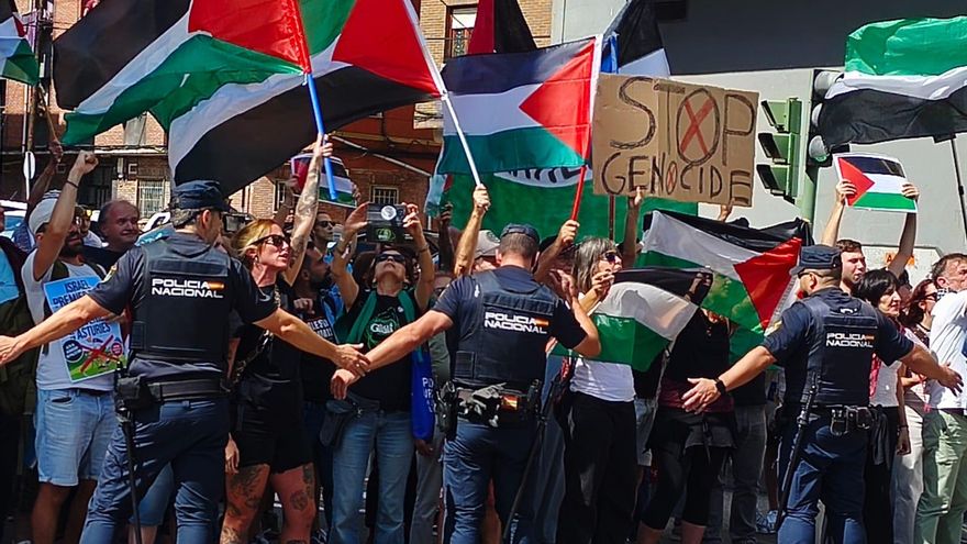 En libertad con cargos las doce activistas propalestina detenidas por frenar  La Vuelta en Asturias