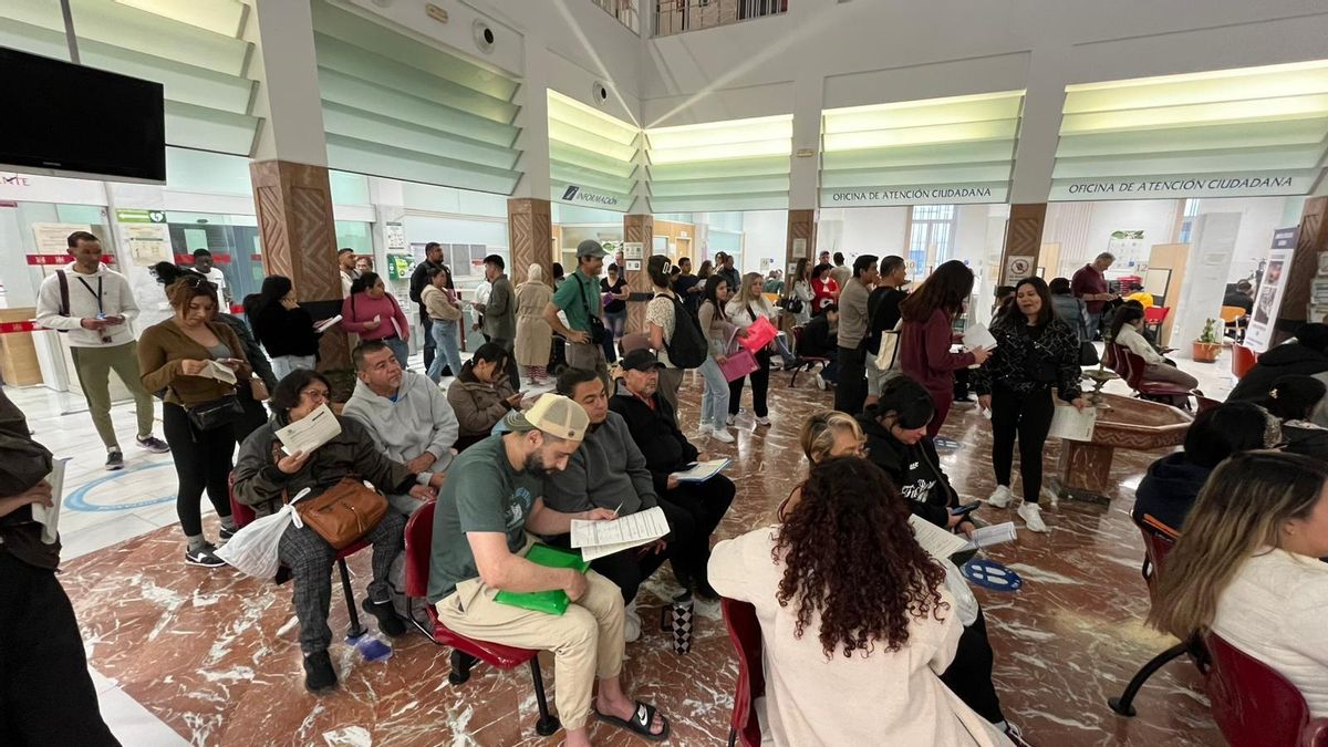 El PSOE critica la "irresponsabilidad" del gobierno local por las colas en la Oficina de Atención a la Ciudadanía