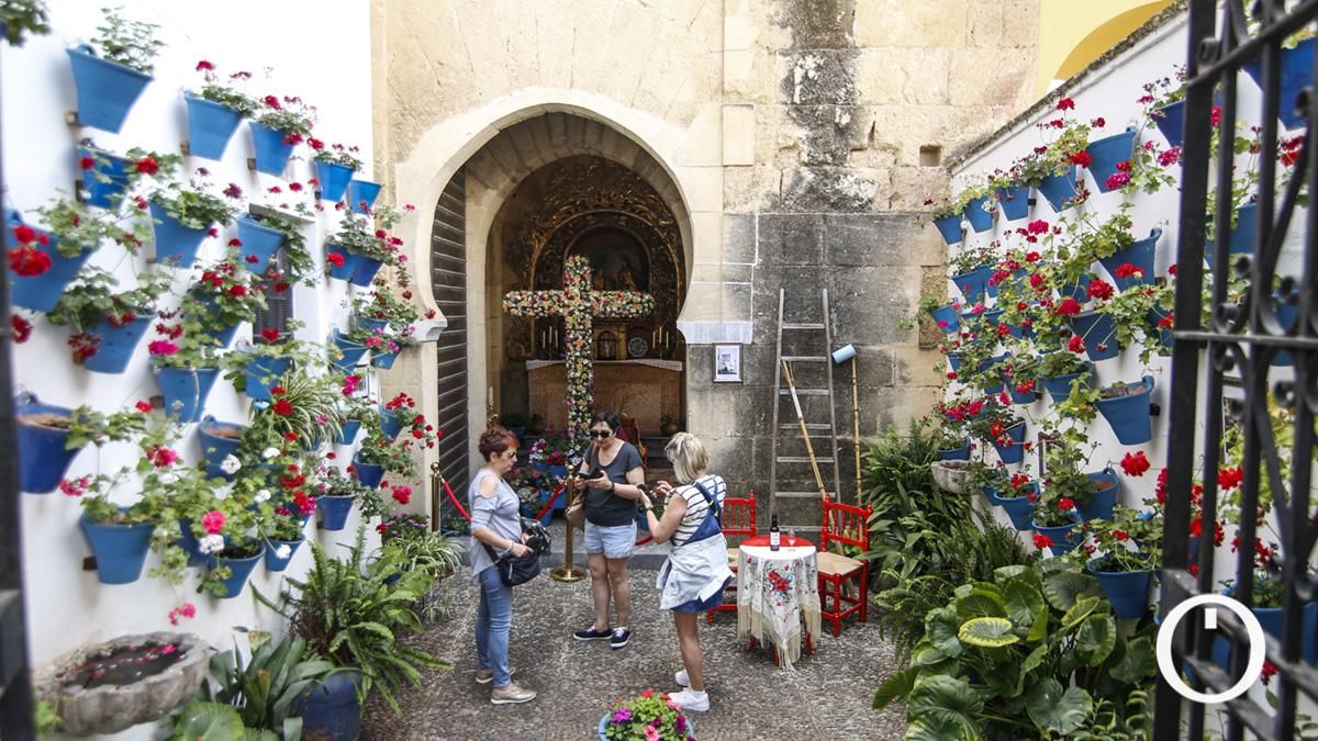 Primer premio en Recintos Cerrados Cruz de la AVV Alcázar Viejo