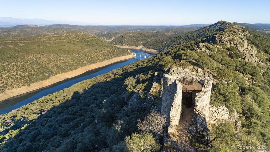 Una de las torres del Castillo de Monfragüe.