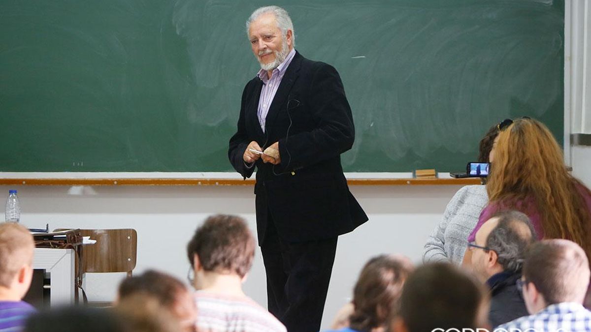 Julio Anguita, maestro, en una clase de un curso en la Universidad en 2016.