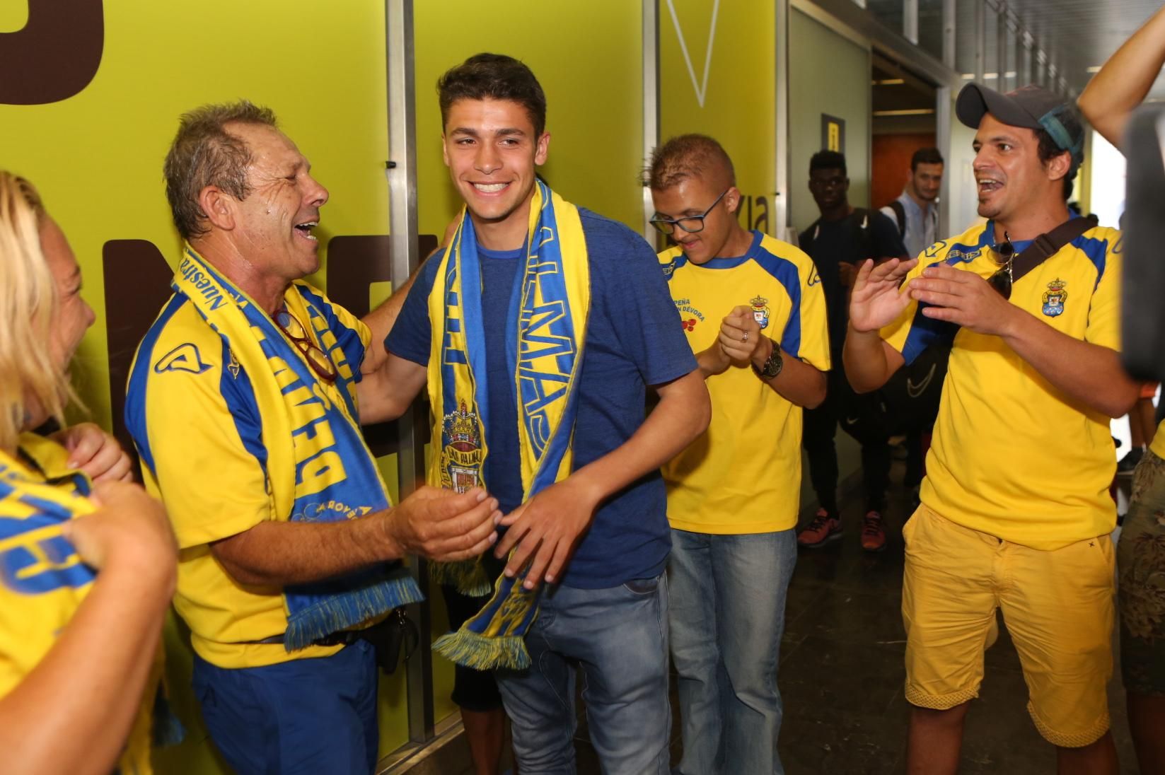 La llegada de Mateo García al aeropuerto de Gran Canaria. Alejandro Ramos.