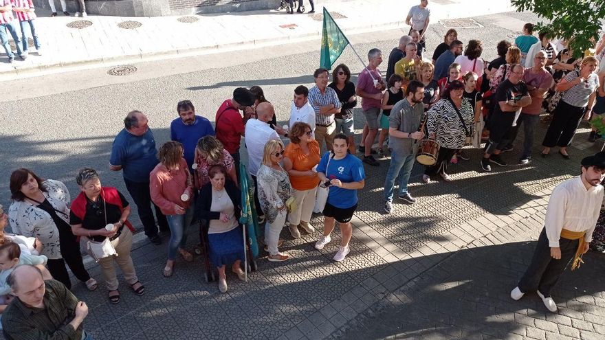 Vecinos de Usansolo esperando ante la Casa de Cultura a los miembros de la comisión gestora.