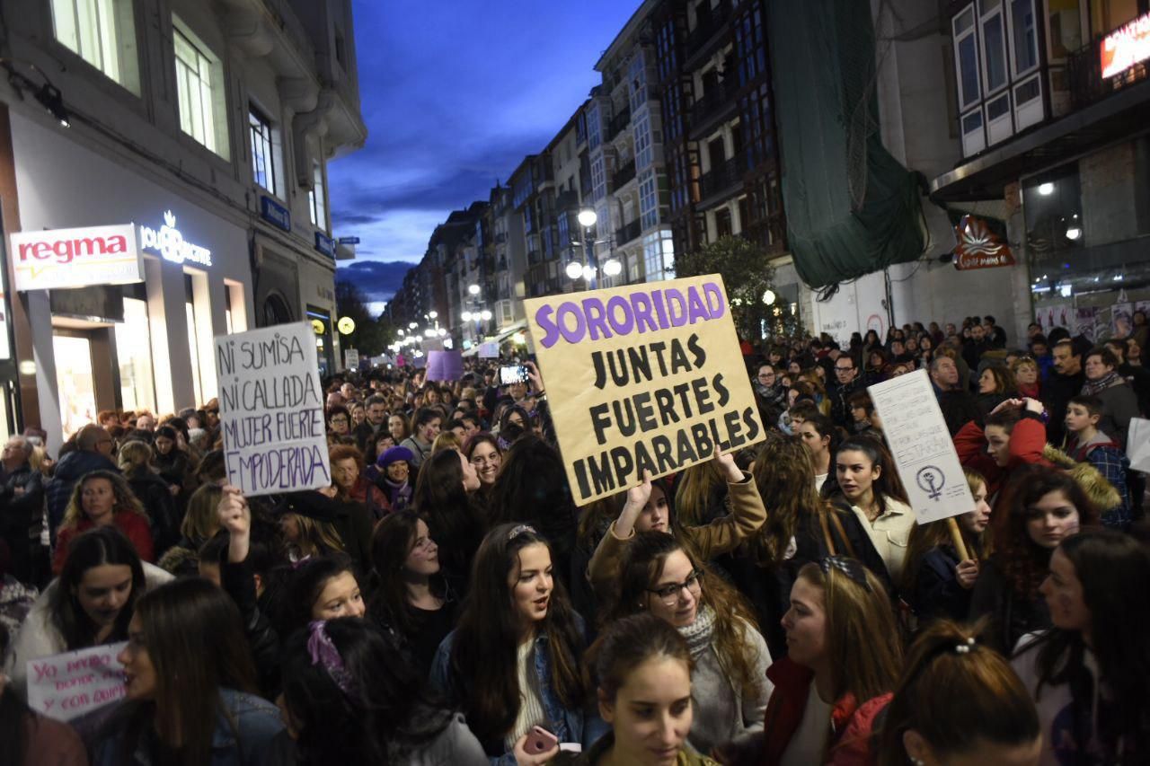 Los manifestantes han tardado algo más de una hora en llegar desde Numancia a la Plaza del Ayuntamiento de Santander. | JOAQUÍN GÓMEZ SASTRE