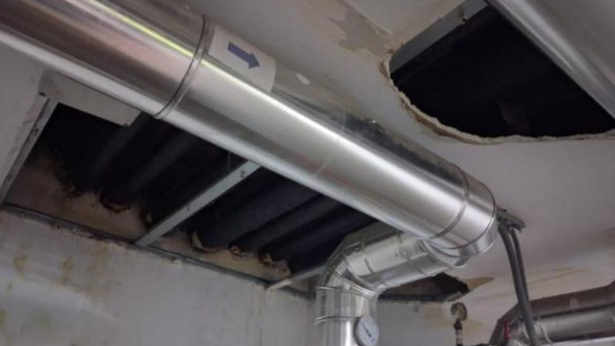 Estado del techo en la sala de calderas del CDM Palomeras.