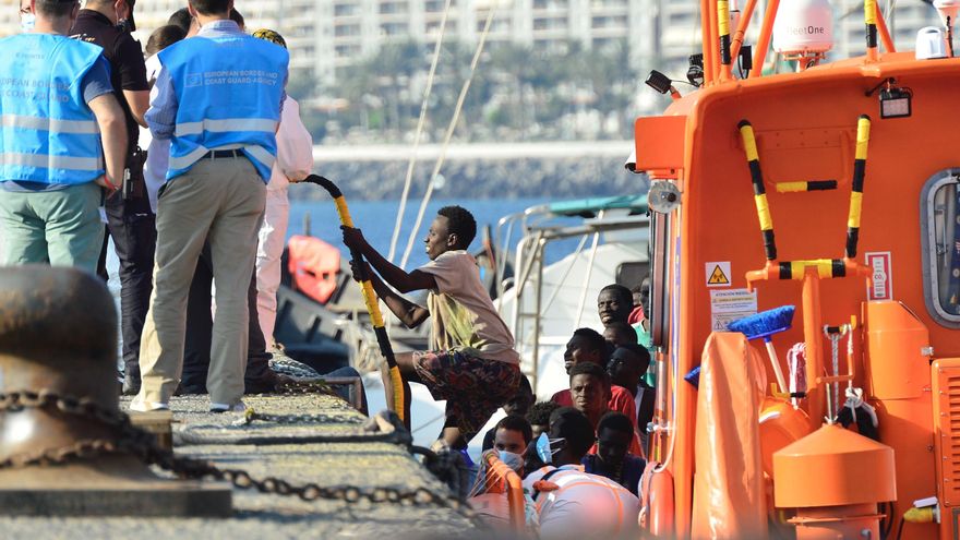 Personas rescatadas del cayuco pisando tierra este jueves 