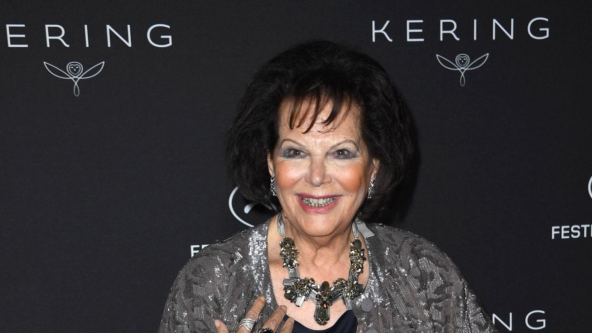 Fotografía de archivo fechada el 13 de mayo de 2018 de la actriz Claudia Cardinale asistiendo a la cena de los premios Kering Women in Motion durante el 71 Festival de Cine de Cannes en Cannes (Francia). EFE/EPA/CLEMENS BILAN