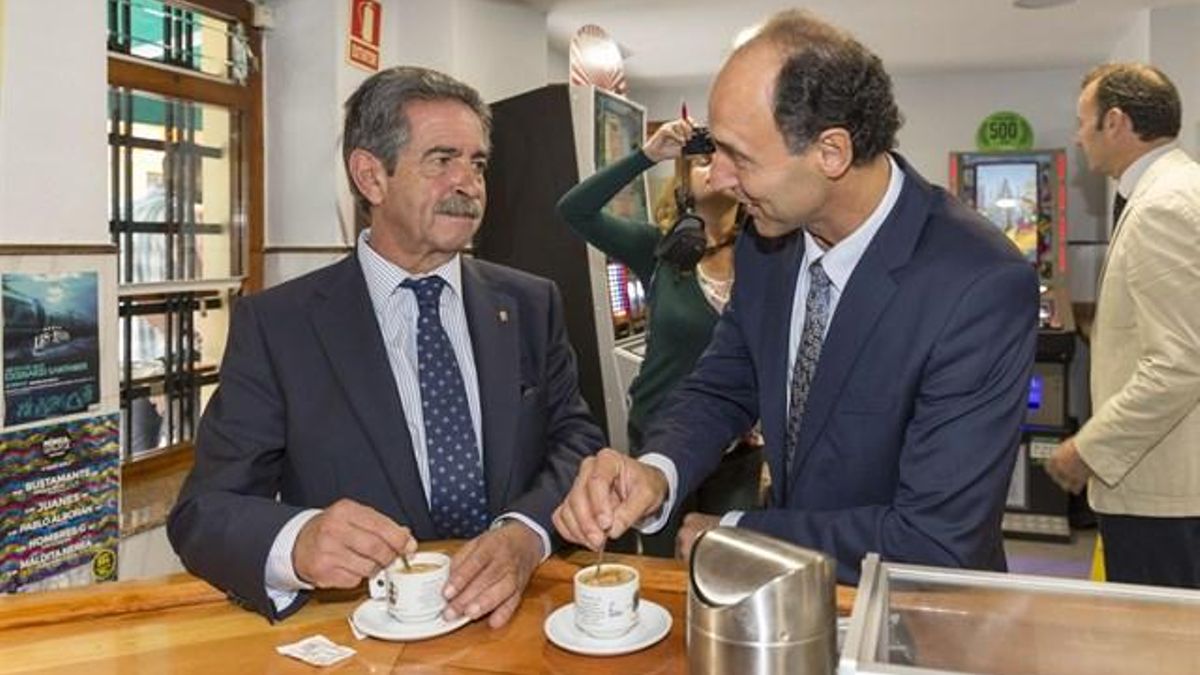 Revilla y Diego durante el traspaso de poderes tras las elecciones. |