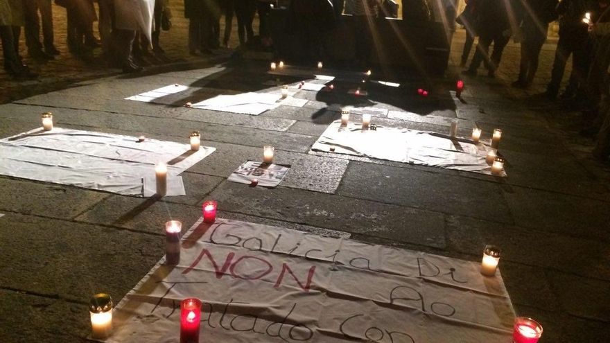 El Ayuntamiento de Santiago aprueba que la bandera de la UE ondee a media asta en solidaridad con los refugiados