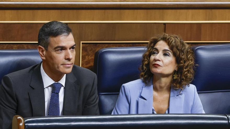 El jefe del Ejecutivo, Pedro Sánchez, junto a la vicepresidenta primera del Gobierno, María Jesús Montero, este miércoles en el Congreso.