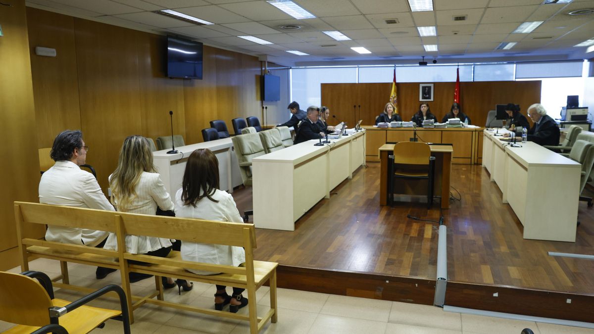 El actor Luis Lorenzo sentado en el banquillo