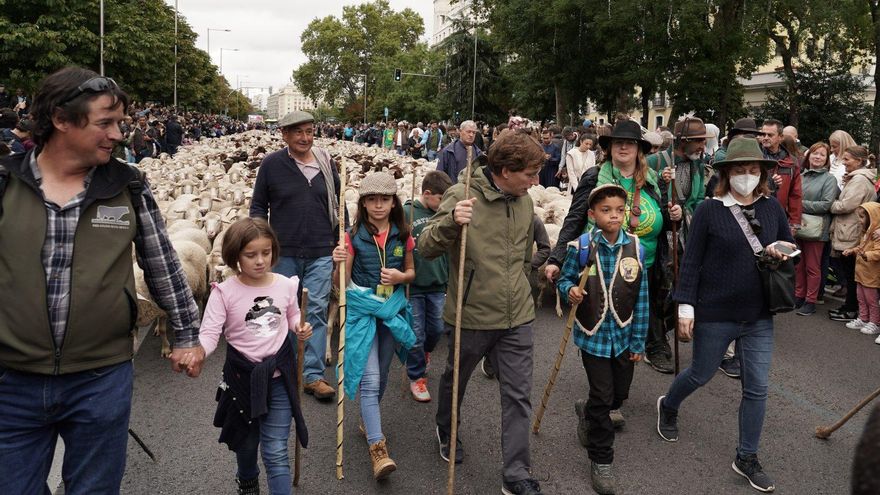 El alcalde de Madrid, José Luis Martínez-Almeida, tomando parte en la Fiesta de la Trashumancia.