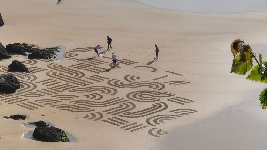 Mandala en la playa de Quirze Codina, protagonista del documental 'Entre Mareas', sobre el dibujo más grande del mundo en la playa, en la de Mataleñas (Santander)