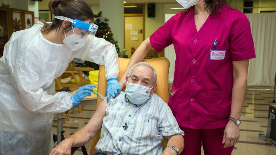 Roberto Núñez Fernández, de 87 años, se pone la vacuna contra la COVID-19 en Burgos