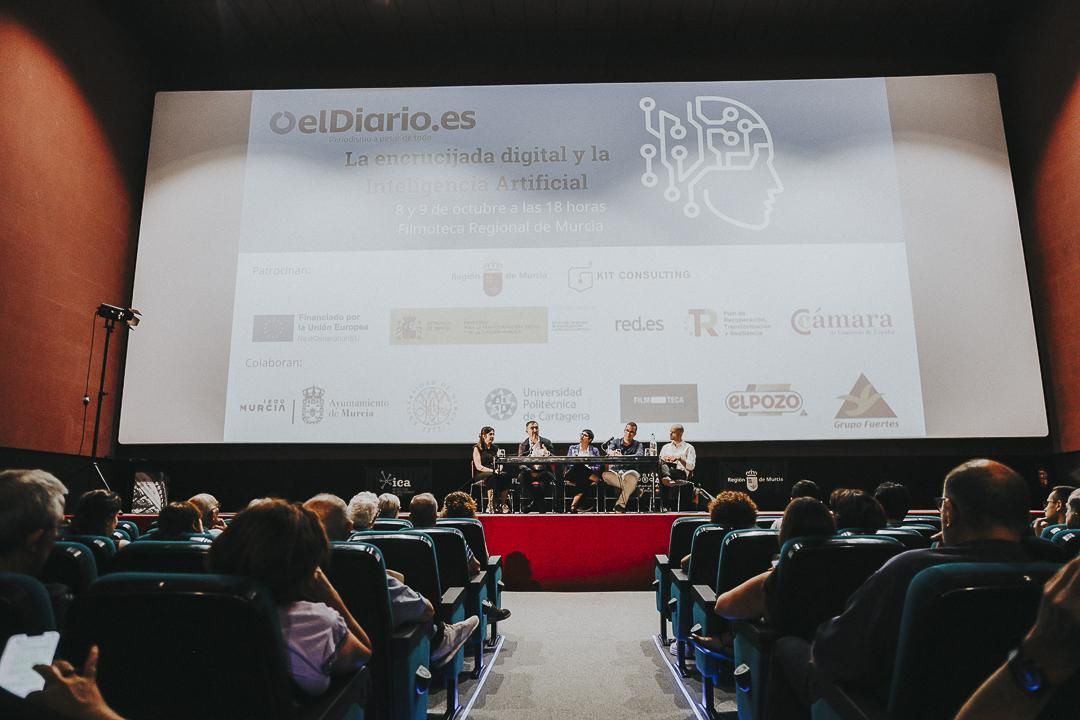 Plano general de 'La encrucijada digital y la Inteligencia Artificial (IA)'