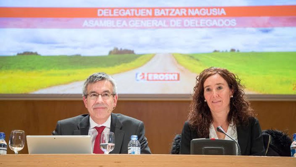 El presidente de Eroski, Agustín Markaide, junto a la presidenta del consejo rector, Leire Mugerza, en la última junta de la cooperativa.