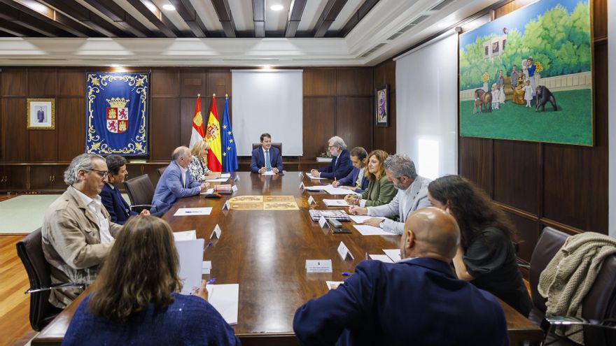 Sindicatos y patronal celebran "recomponer los destrozos" de Vox en Castilla y León, mientras la Junta niega la ruptura del Diálogo Social