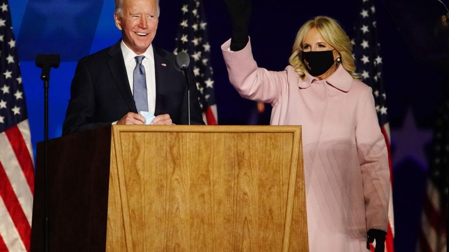 El candidato demócrata a la Presidencia de EE.UU., Joe Biden (i), junto a su esposa,. Jill Biden, en el Chase Center de Wilmington, Delaware, este 3 de noviembre de 2020. EFE/Jim Lo Scalzo