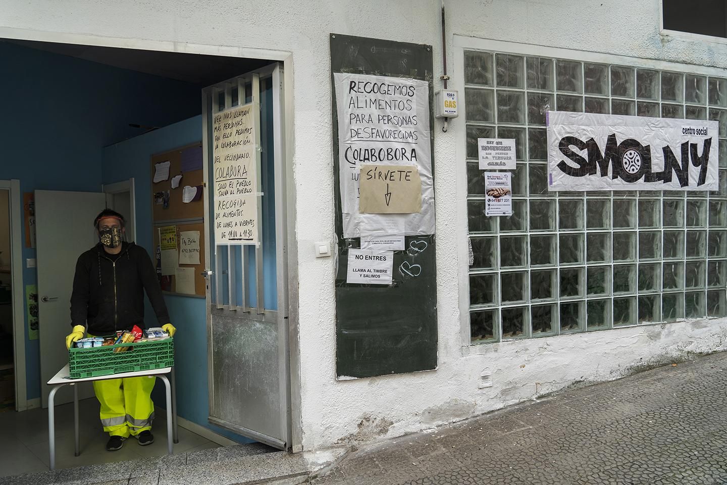 Entrega de alimentos a las familias vulnerables durante el estado de alarma en el Centro Social Smolny. | JOAQUÍN GÓMEZ SASTRE