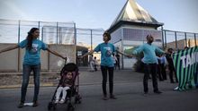 El juez del CIE de Barcelona ordena que se permita el uso de móviles y no se restrinja el acceso a la sanidad