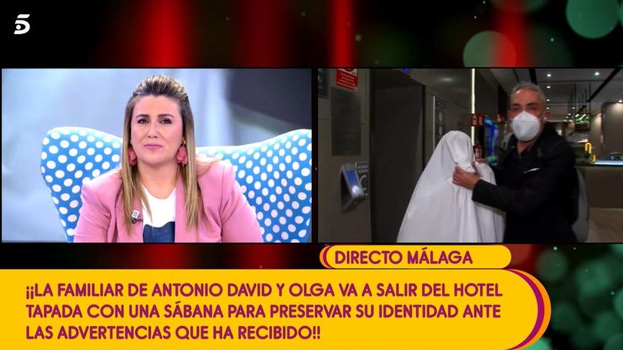 Surrealismo en 'Sálvame' con Kiko Hernández y una confidente, a la que sacó de un hotel tapada con una sábana