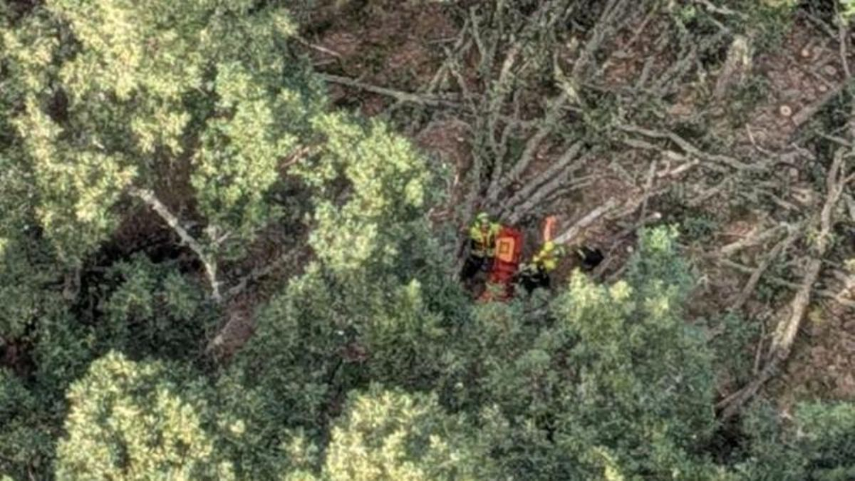 Rescatan a un trabajador indispuesto en una zona de difícil acceso en Santa Colomba de Somoza