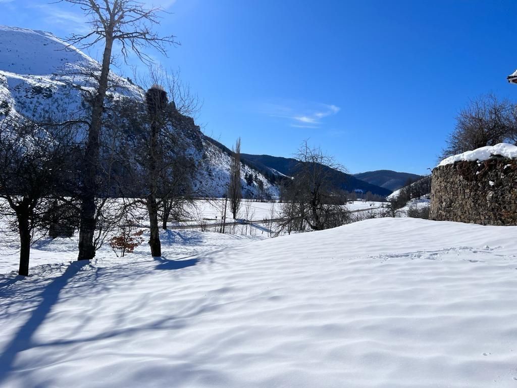 Vista rural bajo la nieve en la Montaña Oriental de León.