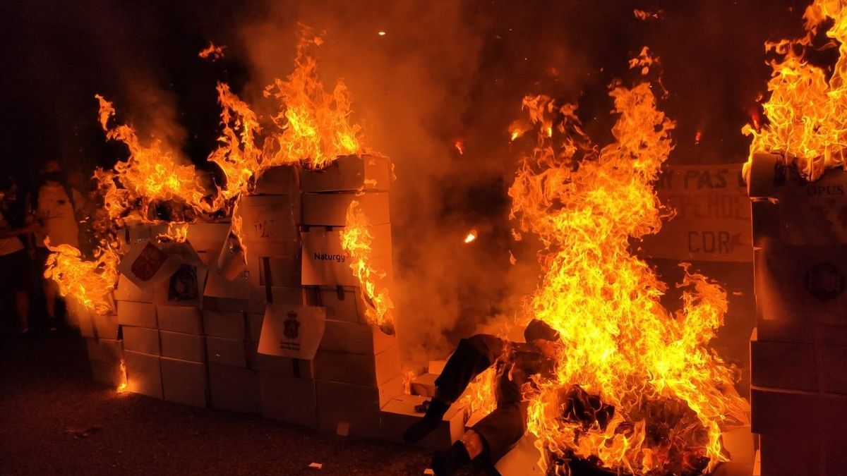 Queman dos muñecos con la imagen de Felipe V y Felipe VI en un acto de los CDR por la Diada del 11 de septiembre de 2020