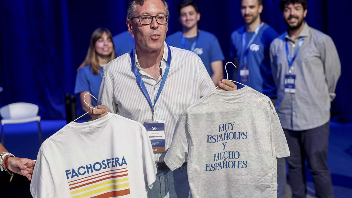 El PP vende camisetas en su congreso con frases como "muchas cosas buenas empiezan con F" o "son las cinco y no he comido"