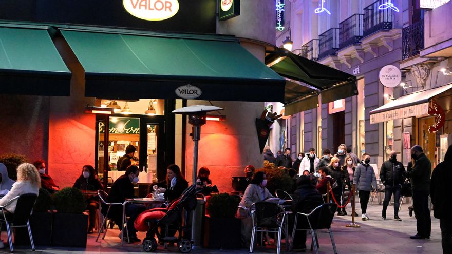 Varias personas en una de las terrazas del centro de Madrid, este domingo. EFE/Víctor Lerena/Archivo