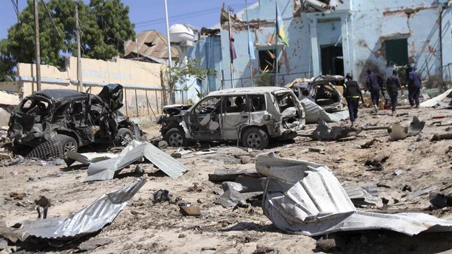 Al menos 17 muertos por dos coches bomba y el posterior asalto a un hotel en Mogadiscio