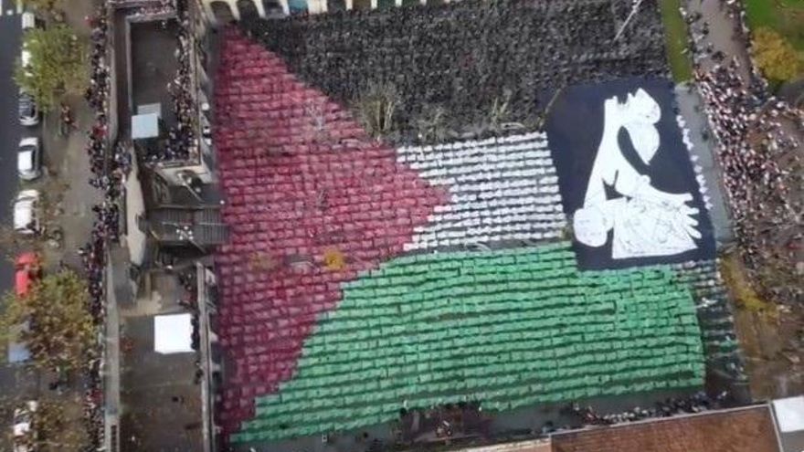 "El mundo y la historia no deben aceptar un nuevo Gernika": un mural humano apoya a Palestina en la localidad vizcaína