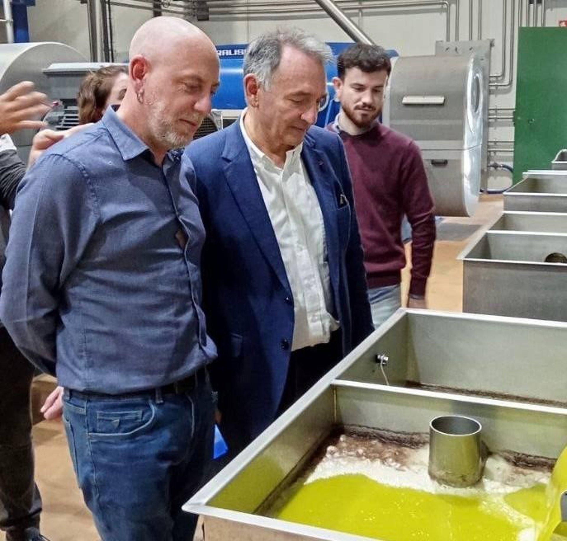 El diputado de IU por Córdoba Enrique Santiago visita una cooperativa aceitera en Córdoba junto al diputado autonómico de Por Andalucía Ernesto Alba. (Foto de archivo).