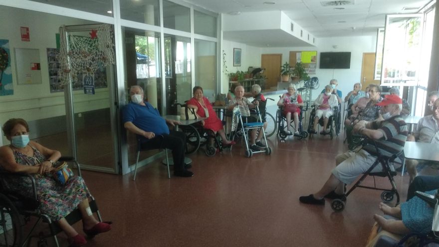 Internos de la residencia durante la asamblea