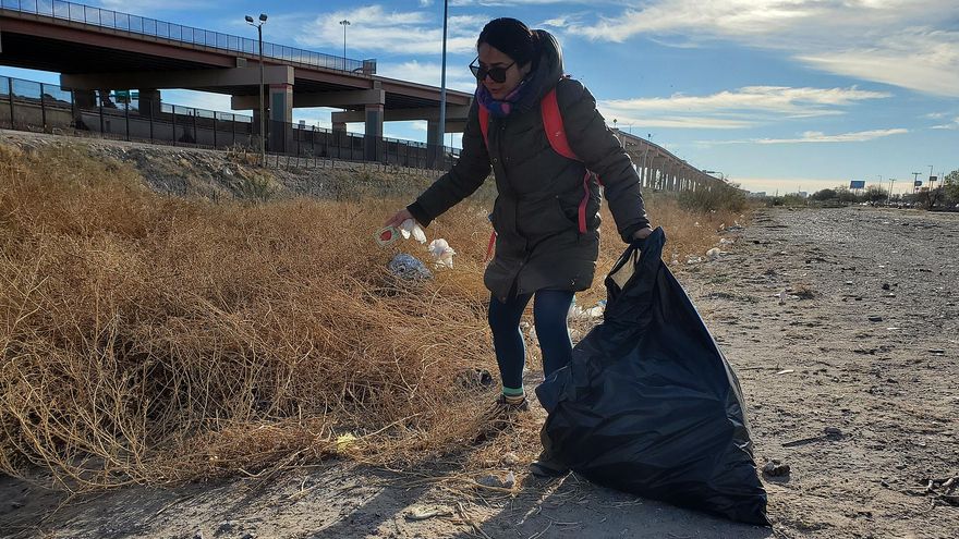 Tras un año de migración voluntarios recogen toneladas de basura en la frontera México-EE.UU.
