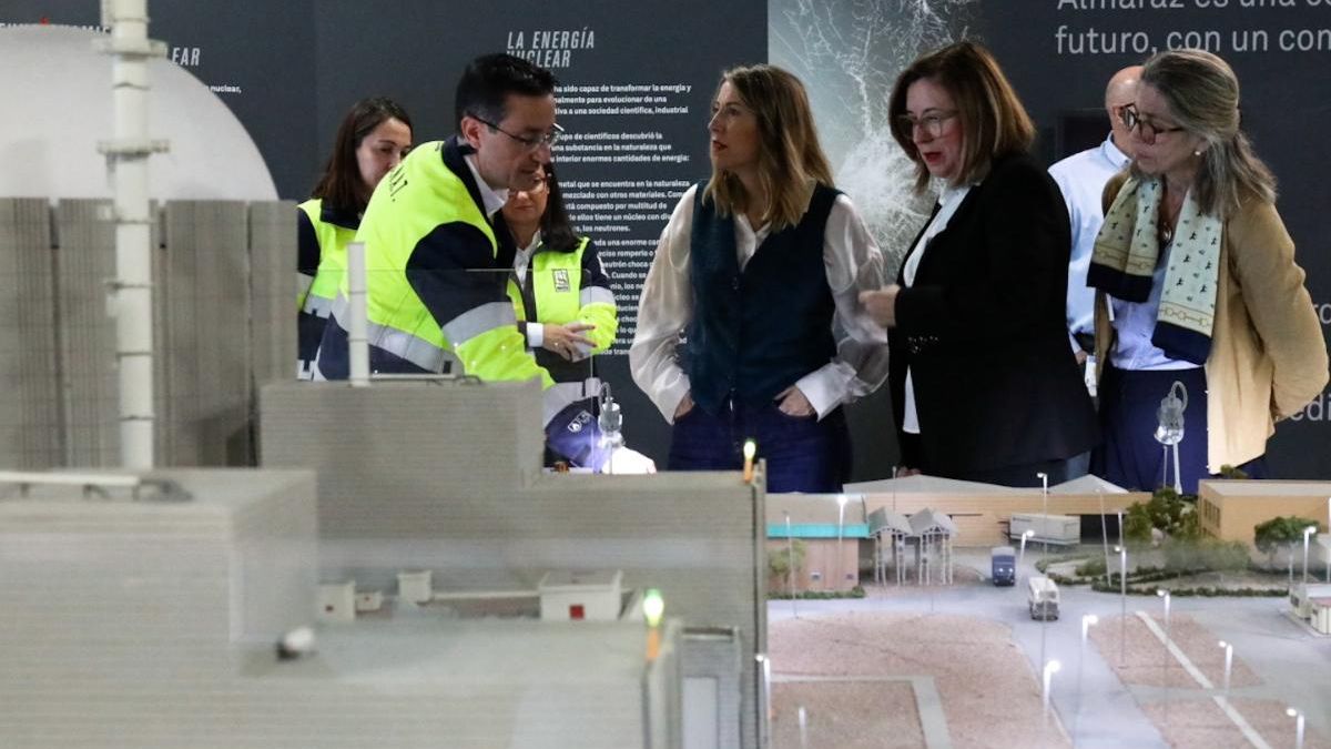 La presidenta de la Junta de Extremadura durante una visita a las instalaciones de la Central Nuclear de Almaraz.