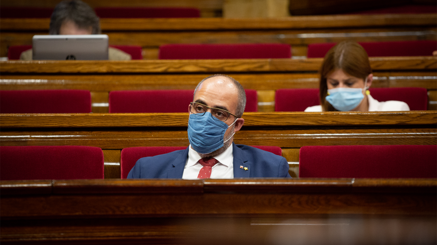 Archivo - El conseller de Interior, Miquel Buch, con mascarilla, durante la segunda sesión plenaria monográfica sobre la gestión de las residencias para personas mayores y para personas con discapacidad durante la pandemia del COVID-19, en Barcelona, Cata