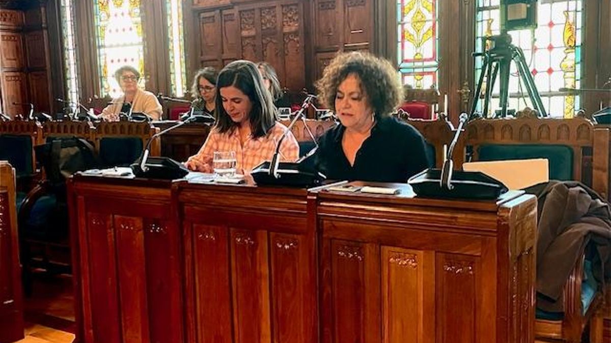 La directora general de Infancia y Familias, Clara Sierra, a la izquierda, y la consejera de Derechos Sociales, Marta del Arco, este lunes en la Junta General del Principado.