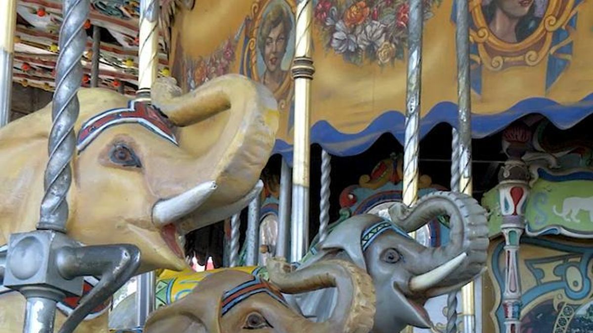 Detalle del tiovivo del parque.