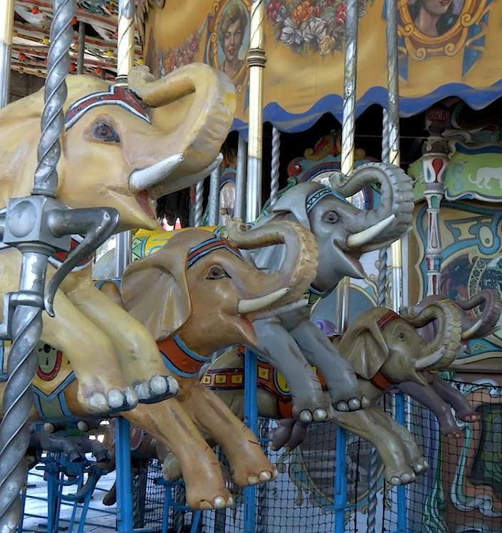 Detalle del tiovivo del parque
