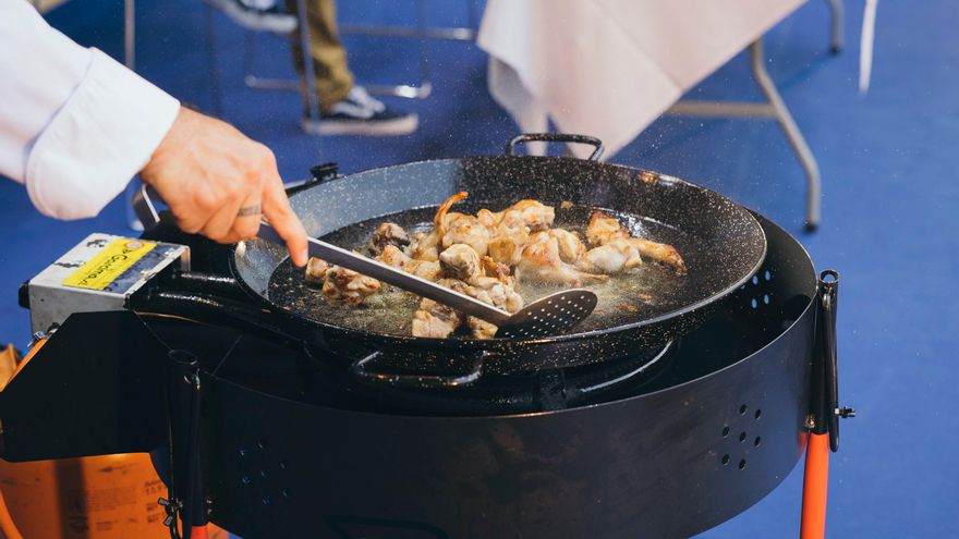 El momento de la elaboración de la paella a manos de Víctor Vidal.