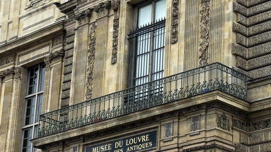 El Museo del Louvre instala una reja de seguridad en la ventana del robo de octubre