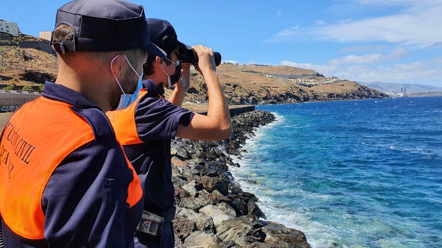 Decenas de voluntarios peinan palmo a palmo la costa sureste de Tenerife en busca de Anna y Olivia