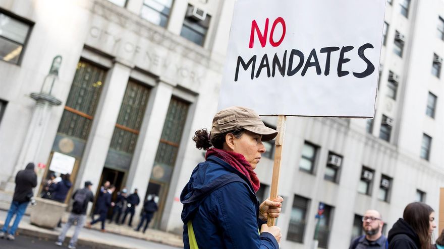 Personas protestan contra los mandatos de vacunas en Nueva York (EE.UU.), este 6 de diciembre de 2021.