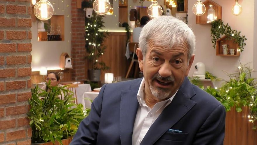 Carlos Sobera invita a Jesús Calleja a 'First Dates' para conocer a una soltera: "Podrías entrar aquí en dos minutos"
